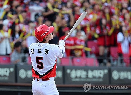 (LEAD) Slugger lives up to superstar billing with 2 homers in KBO postseason victory