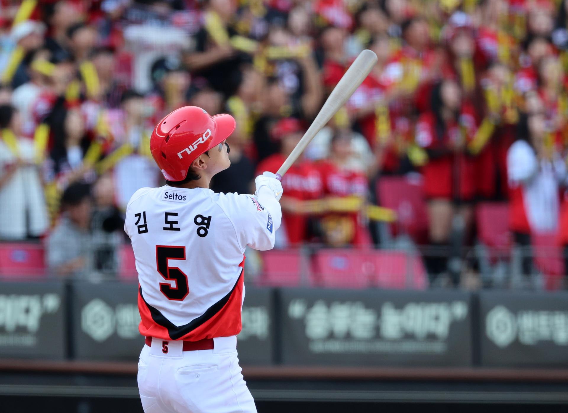 Slugger lives up to superstar billing with 2 homers in KBO postseason victory
