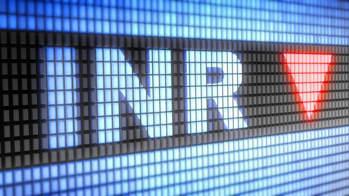 Rupee declines to a 2-week low on early closure of swap facility to attract FCNR-B deposits