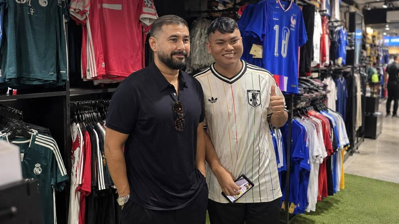 ‘Can I take a photo with you?’ — Singaporean man gets shocked when he ‘suddenly bumps into’ Johor Crown Prince Tunku Ismail at Queensway Shopping Centre