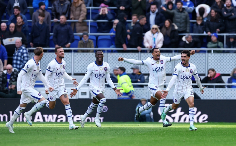 Neto double fires Chelsea past Everton but Martinez head injury mars win