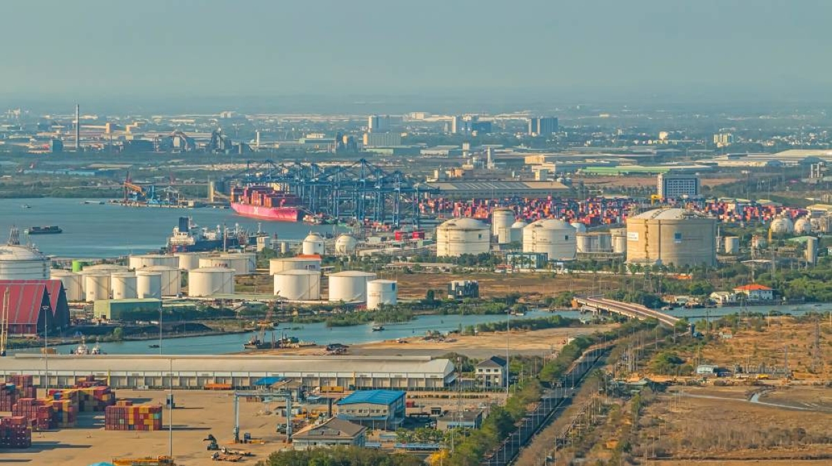 Oil touches $110 for first time since May on Mideast worries