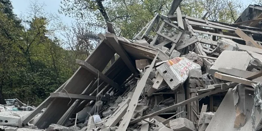 Russian forces strike Sumy with guided aerial bombs, killing one and damaging apartment building