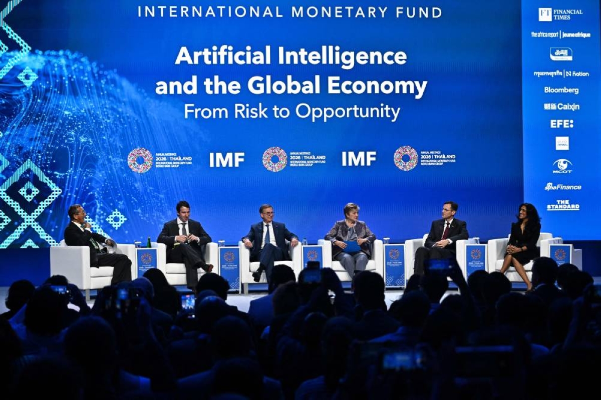 Leaders weigh 'huge benefit', risks of AI for global economy