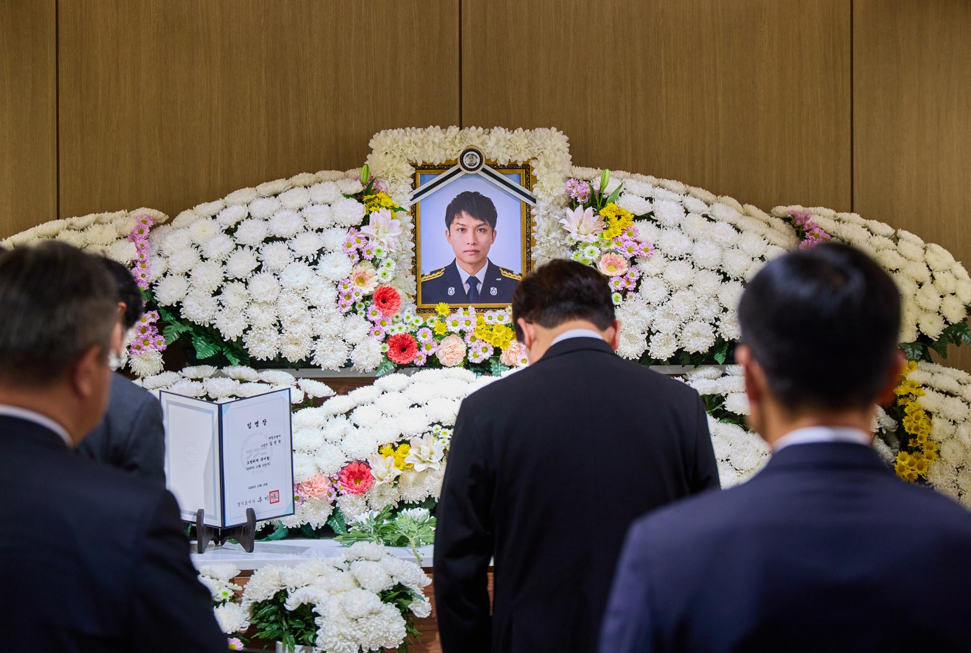 Lee pays tribute to firefighter killed in Bucheon factory fire