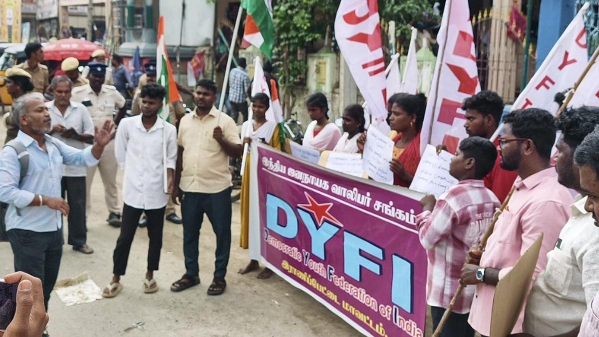 DYFI blocks key stretch in Sholingur town demanding CEC Gyanesh Kumar’s resignation
