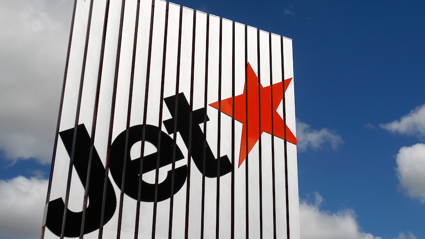 Record Jetstar profits fuel pay fight over 'rock bottom' wages