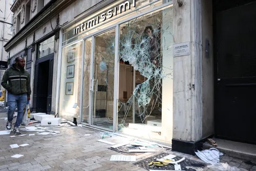 'Record' 855 people arrested over Paris protest violence: police