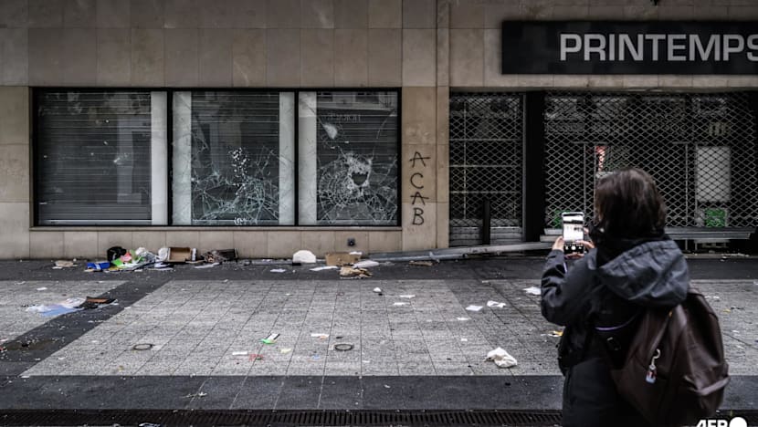 'Record' 855 people arrested over Paris protest violence