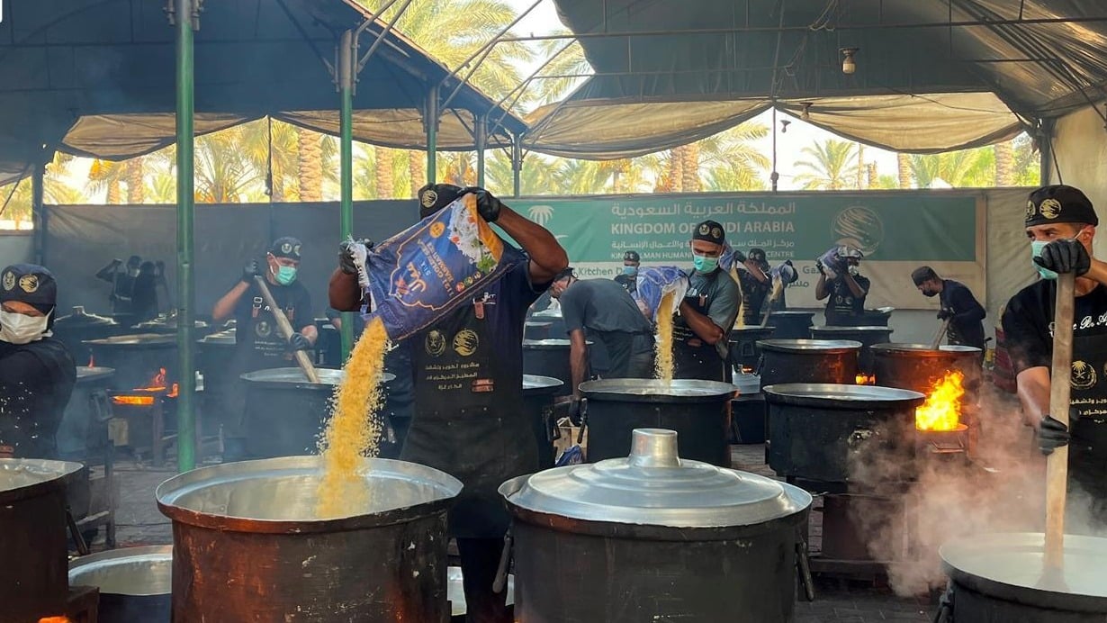 King Salman Humanitarian Center distributes 25,000 hot meals in Gaza