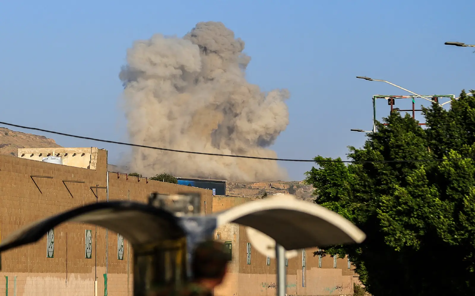 Saudi coalition, Houthis trade strikes as disruption spreads