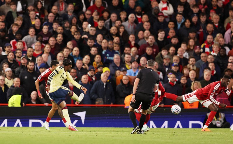 Arsenal snatch late win to keep pressure on Man City as Man Utd held