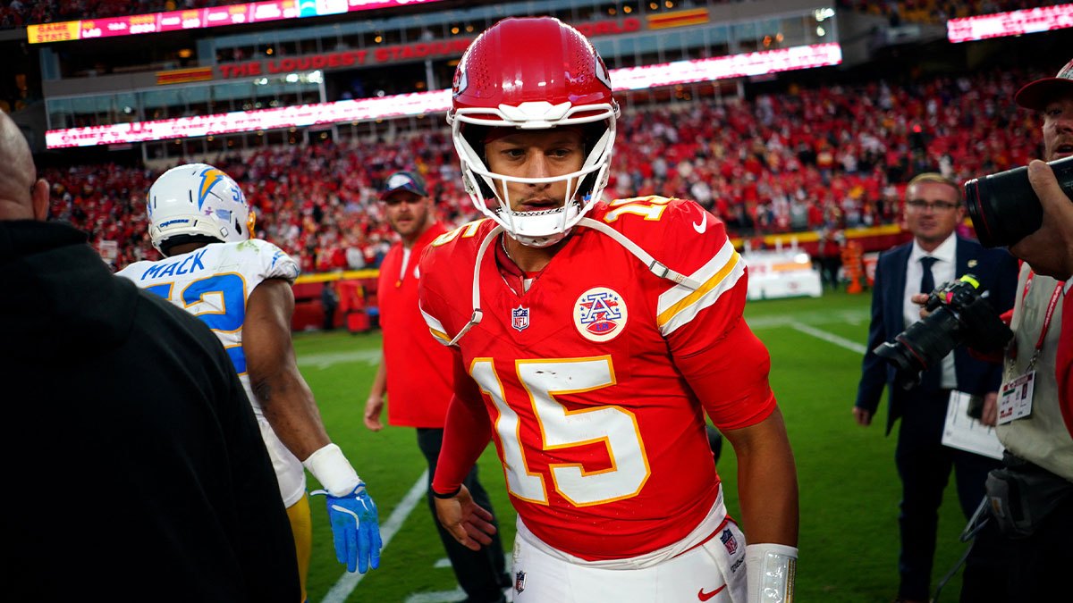 Chiefs’ Patrick Mahomes drops the mic after tying yet another Tom Brady record