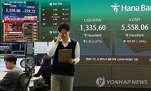 Seoul shares narrow losses late Mon. morning on institutional buying