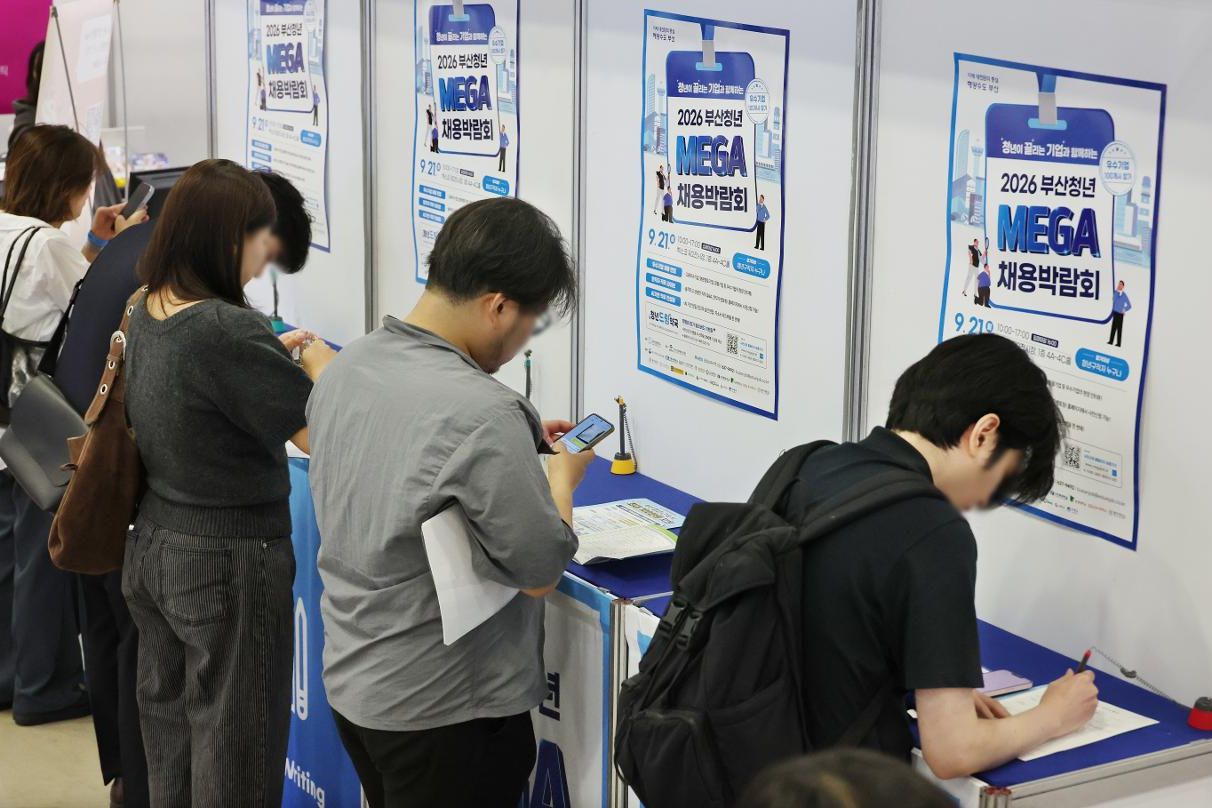 Job seekers in Korea spend $400 monthly preparing for employment, survey finds