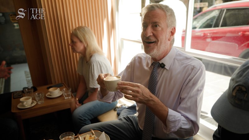 Former NYC mayor Bill De Blasio tries his first flat white