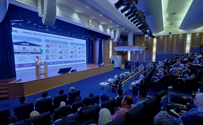 Anwar warns civil servants against delays in implementing 2027 Budget