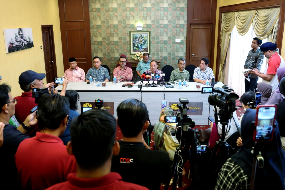 DKU hauls Negeri Sembilan MB Ismail Lasim, 16 others to court over throne dispute