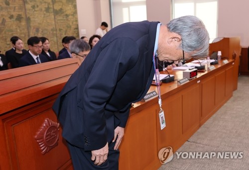 (LEAD) Chief of national museum apologizes over wrongful attribution of item on display