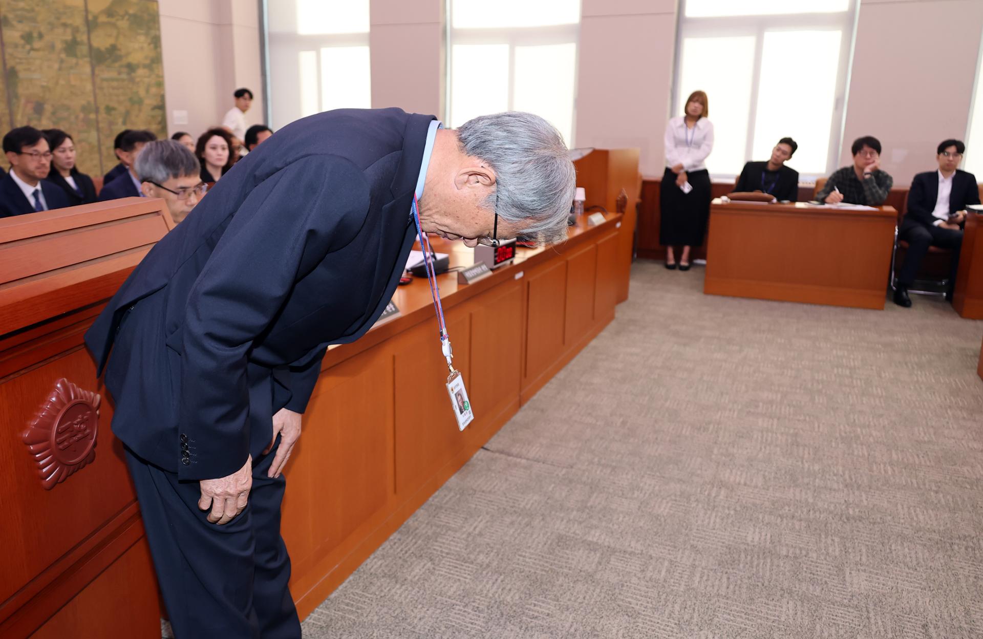 Chief of national museum apologizes over wrongful attribution of item on display