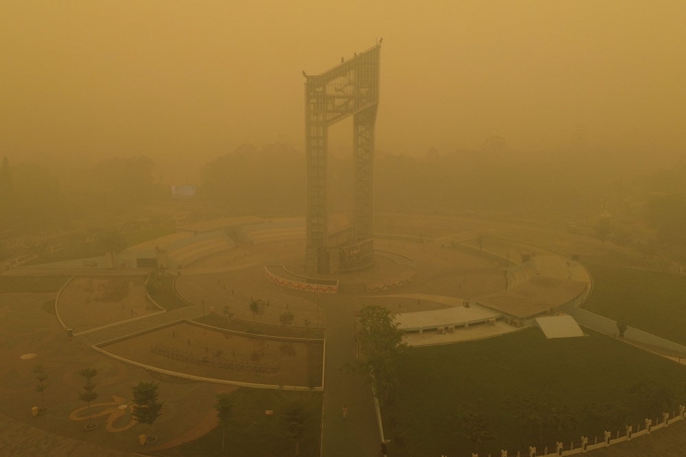 Indonesia fire hotspots quadruple to 1,104 as haze disrupts 2,458 domestic flights