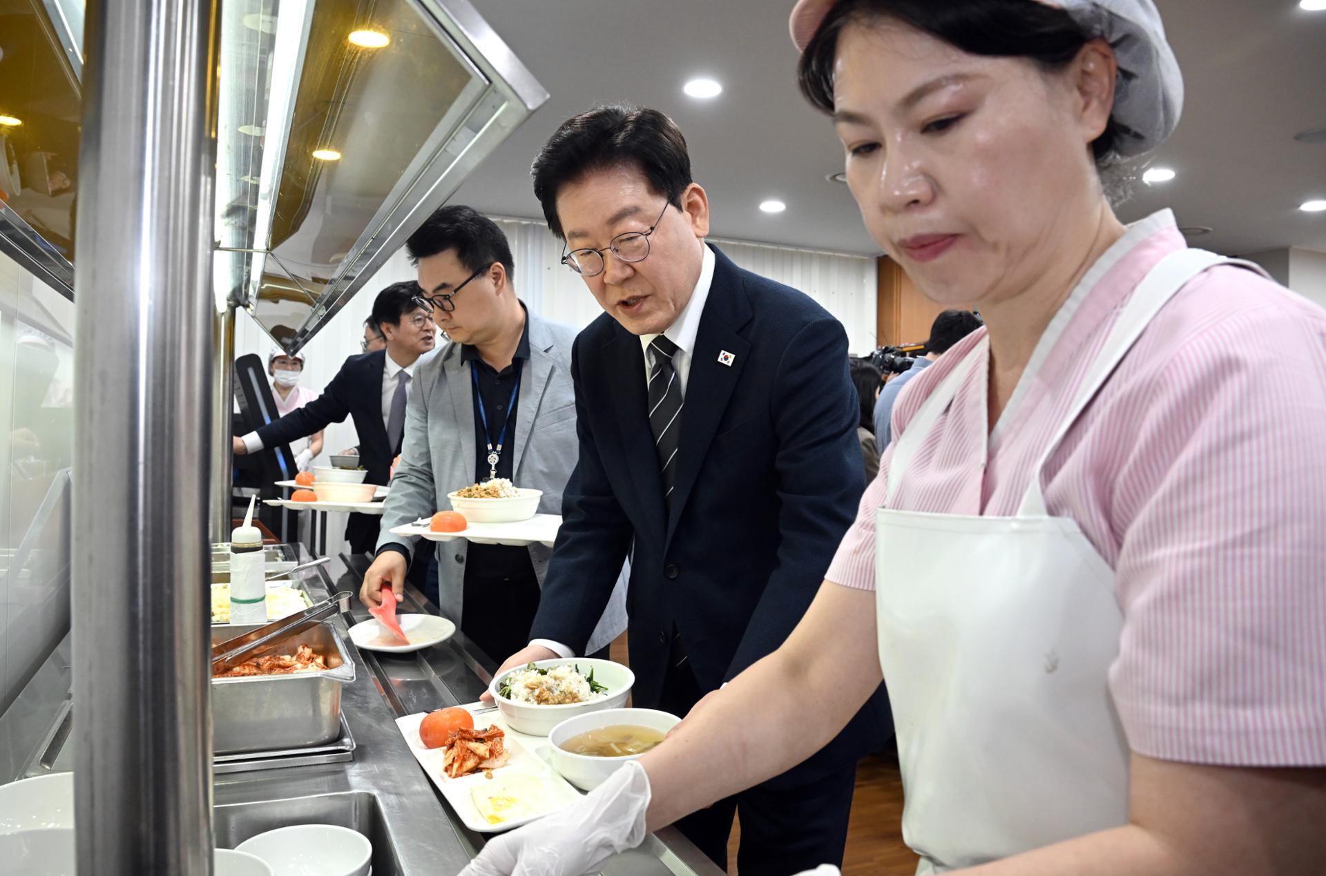Lee has lunch, meets with reporters to mark 500th day in office