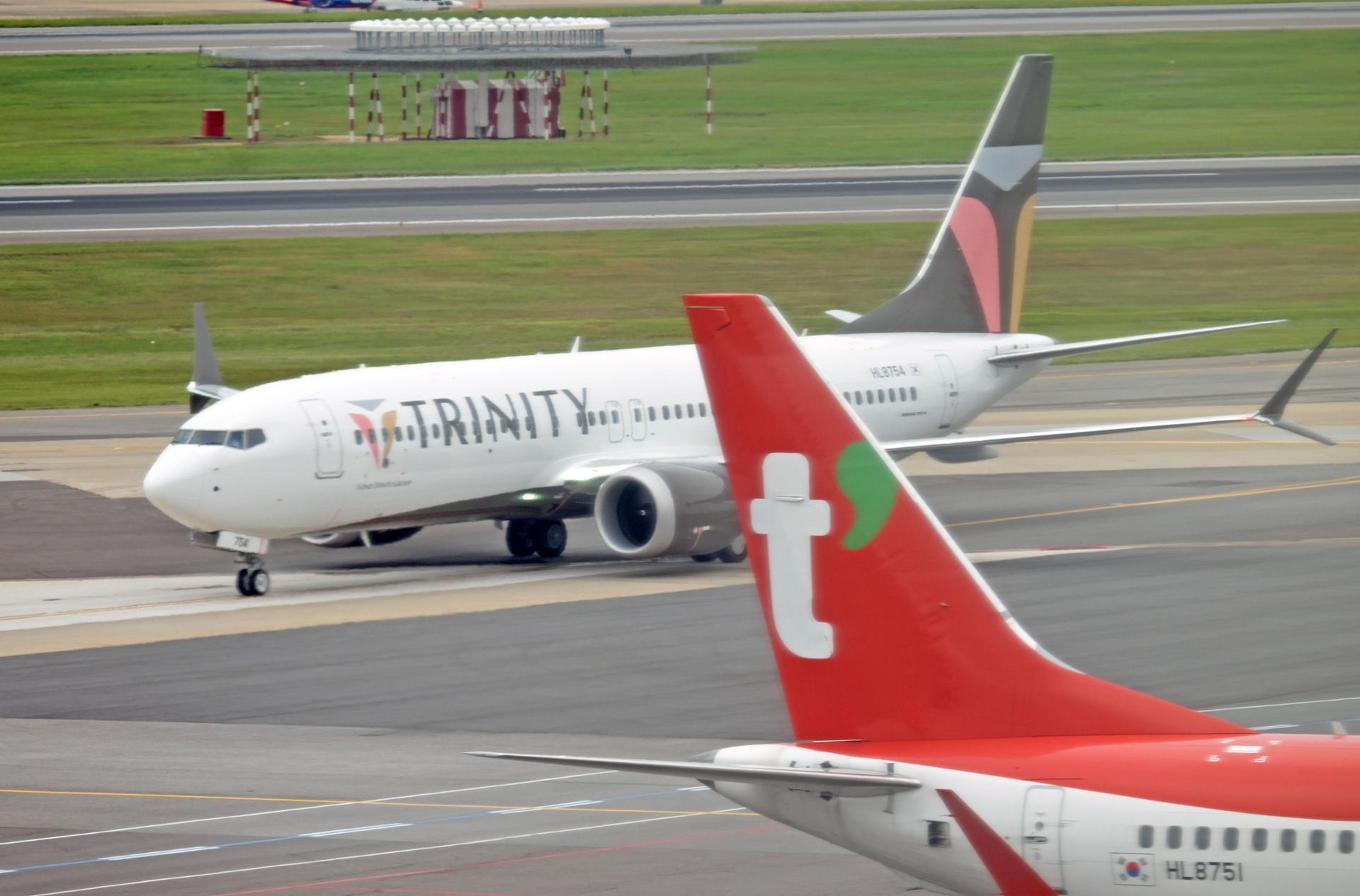 Passenger gets suspended prison term for attempting to open emergency door during flight
