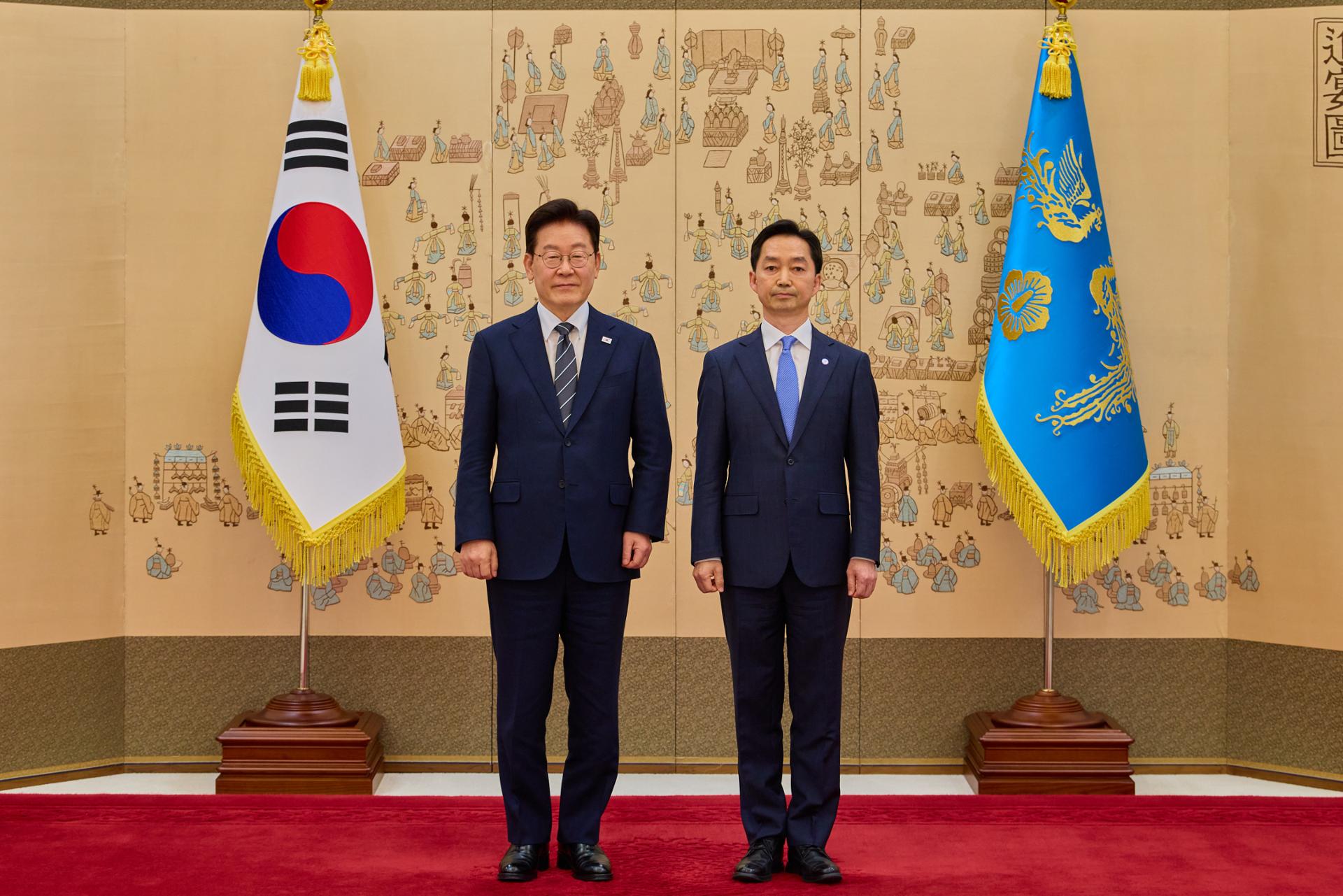 Lee confers appointment certificates on serious crime investigation chief, new ministers