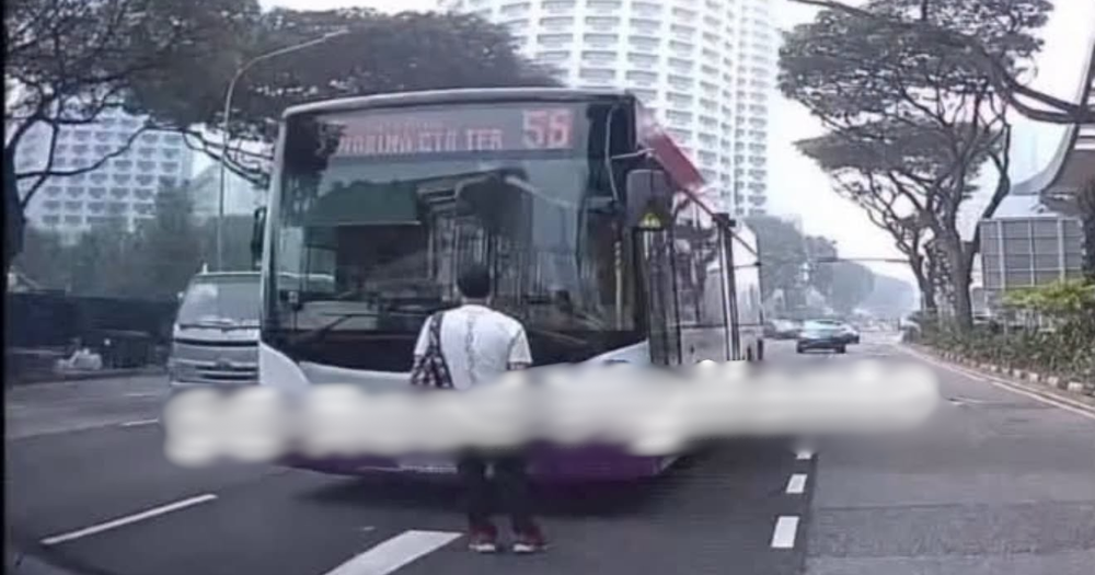 Man blocks bus in the middle of Beach Road, wanted to retrieve phone