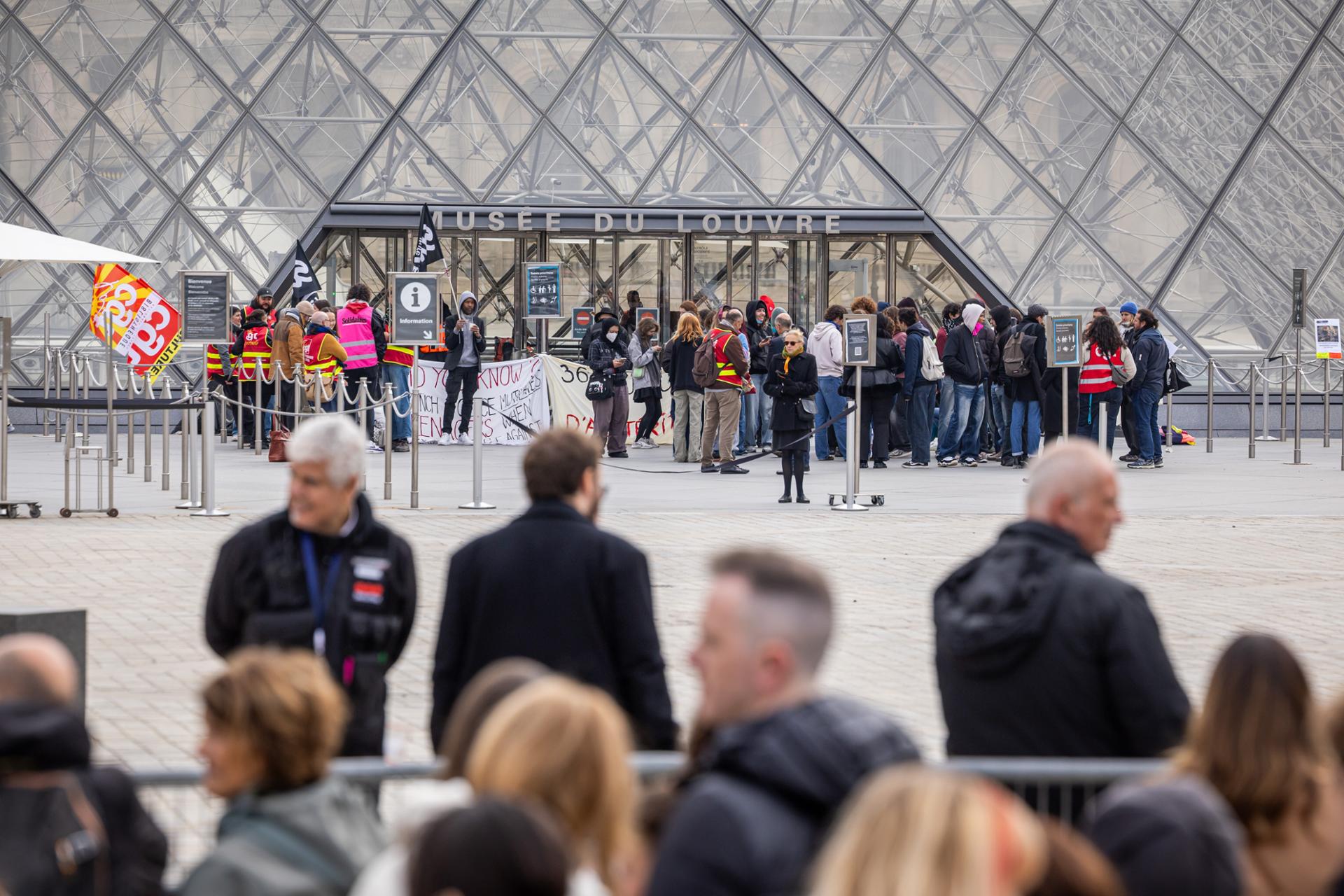 Louvre blocked as France grapples with unrest