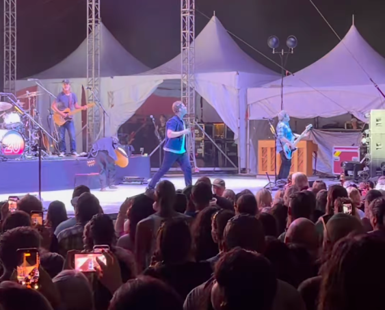 Matchbox Twenty’s Rob Thomas Swings Mic Stand Into Bandmate’s Head, Smashing His In-Ears