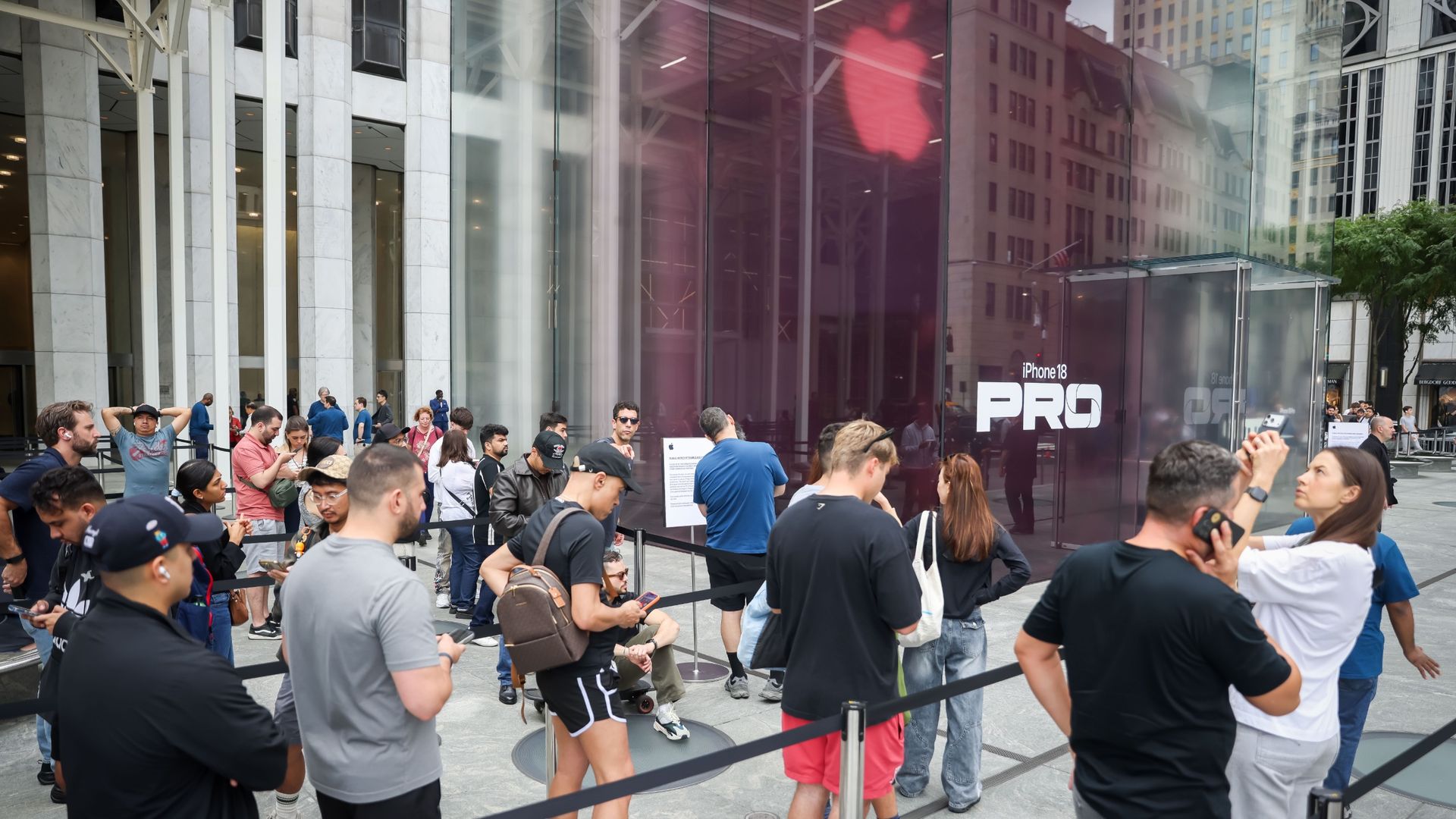 Is it still possible to get the iPhone Duo on launch day this week? Apple's folding phone seems to be sold out already – is there a solution?