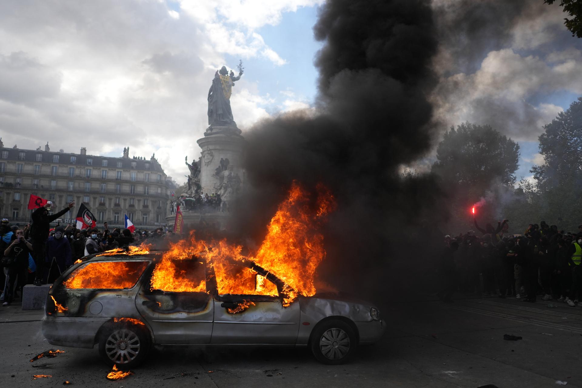 France announces first curfews