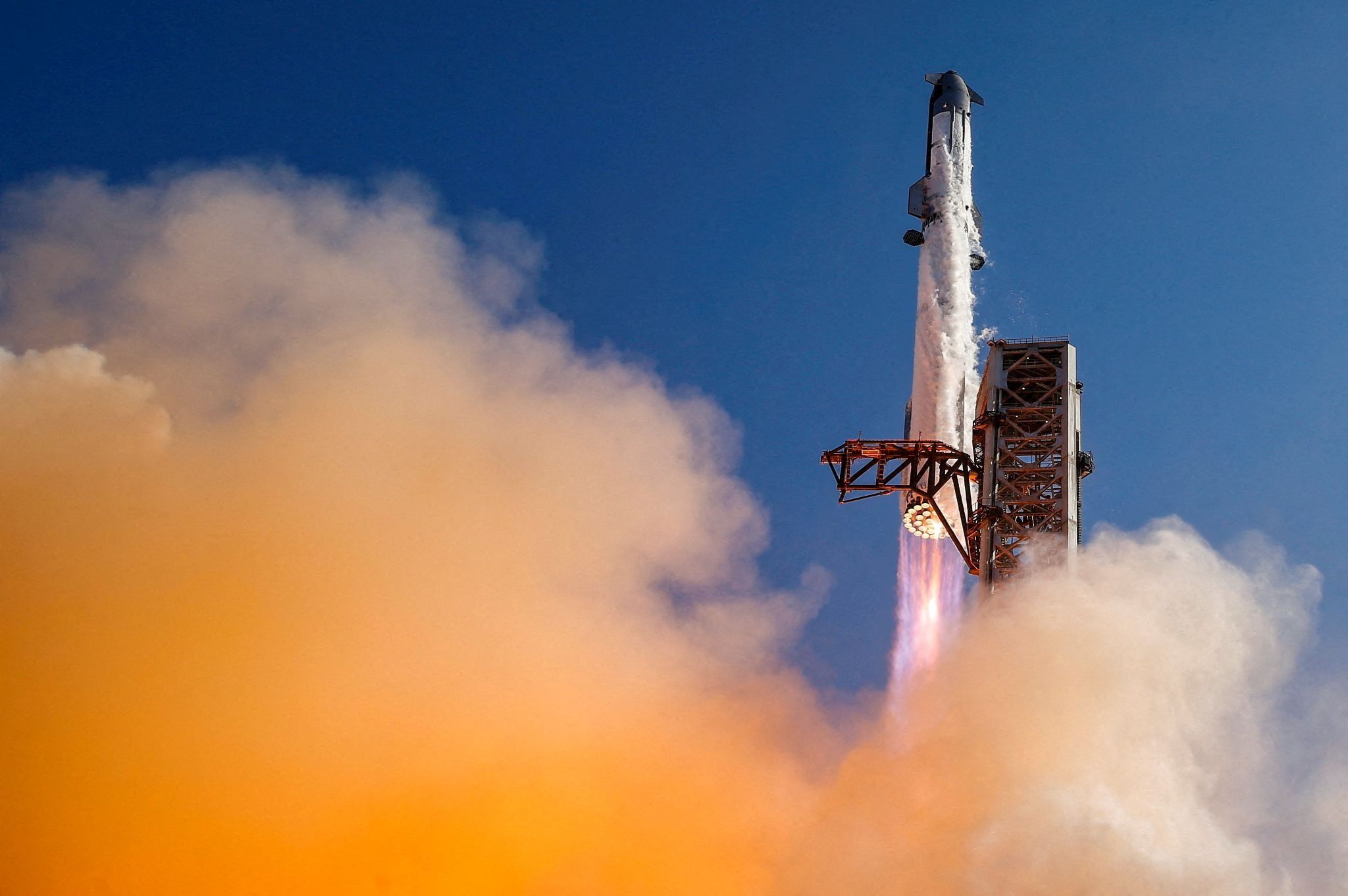 SpaceX shares sink after execs promise more spending