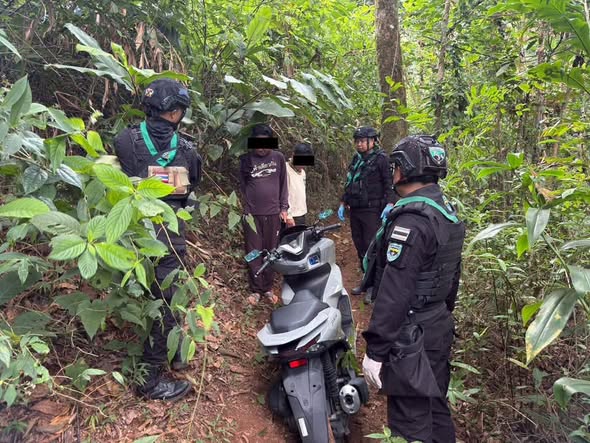 Soldiers Intercept Motorcycle Smugglers at Chiang Rai Border
