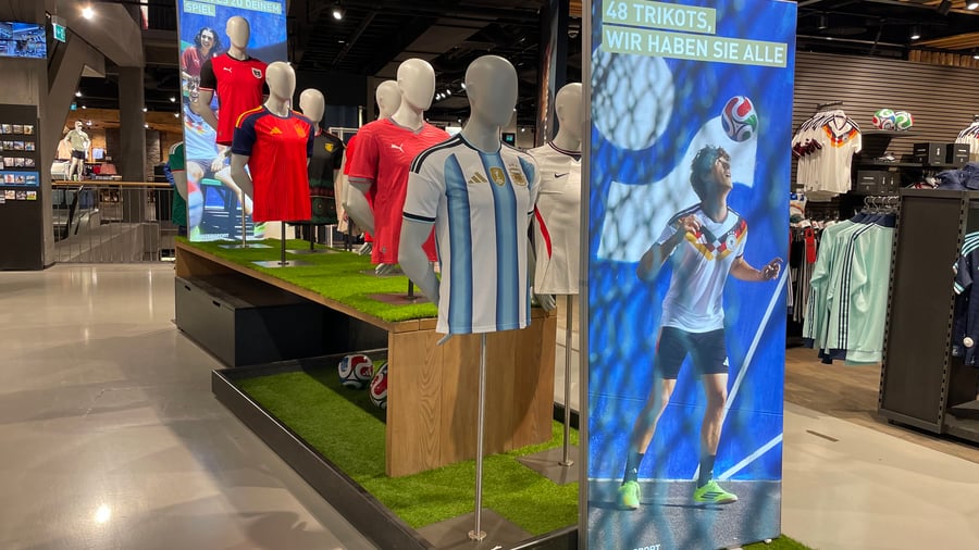 Sports goods: Football, running and communities - strategies against reluctance to buy