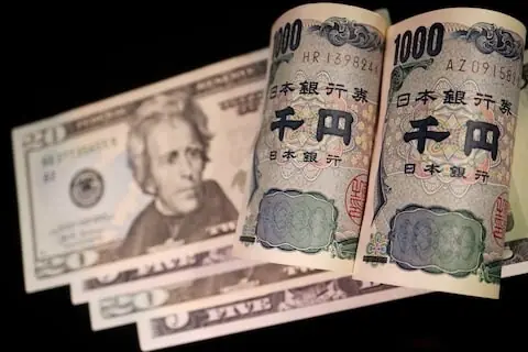 Dollar and euro drift, yen slips as markets seek direction