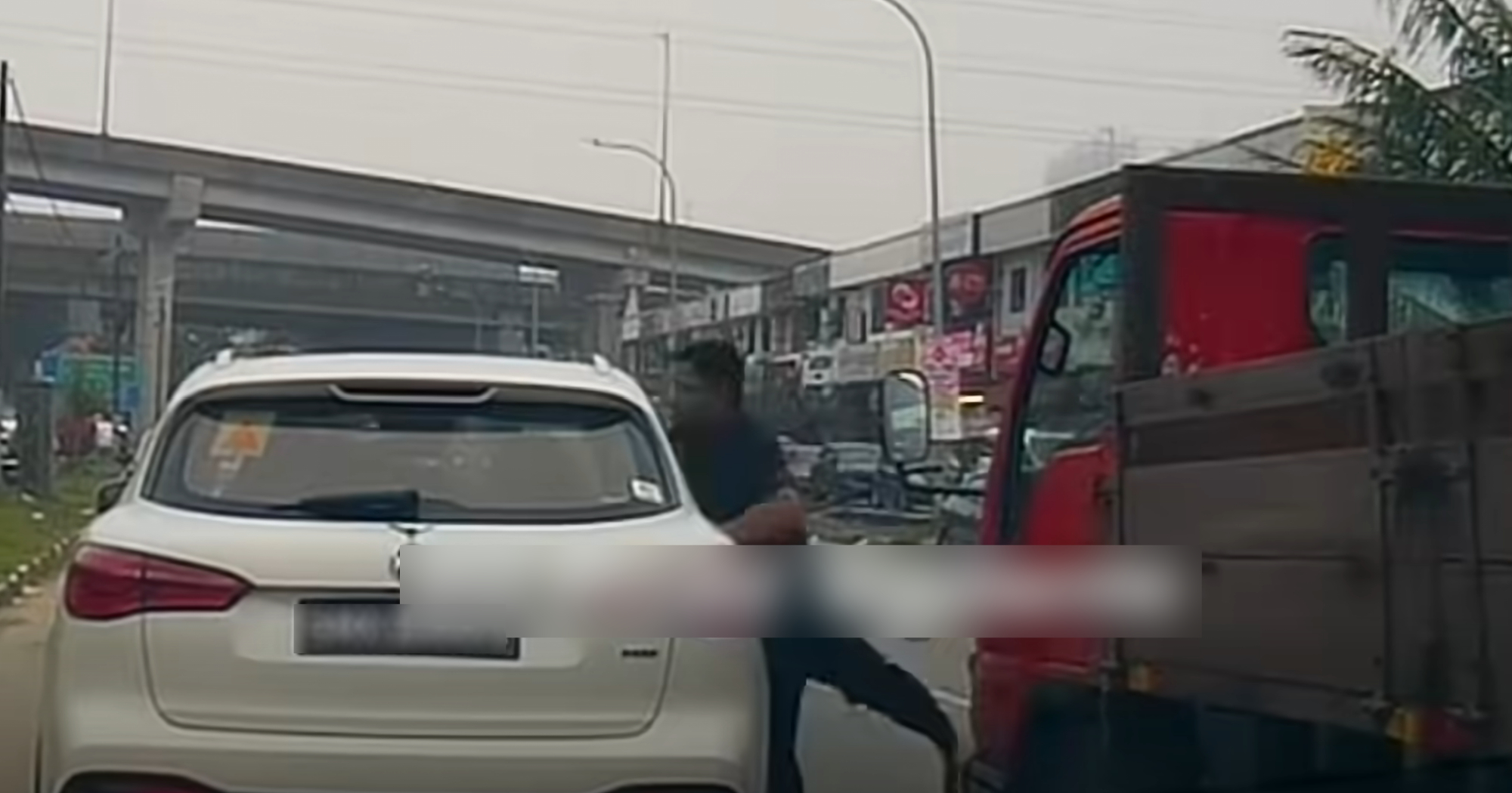 S’pore car makes illegal turn in JB, M'sia, driver apparently gets punched