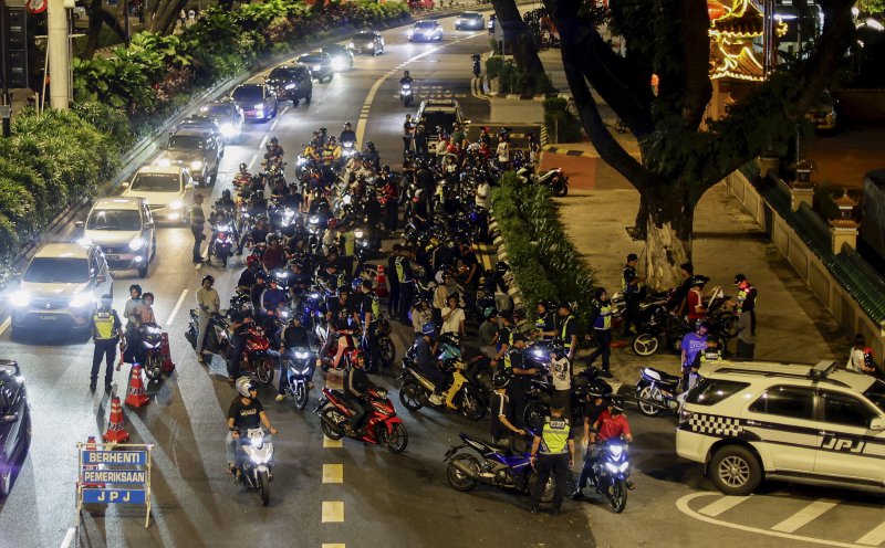 Proposal to raise motorcycle licence age to 18 under study, says Loke