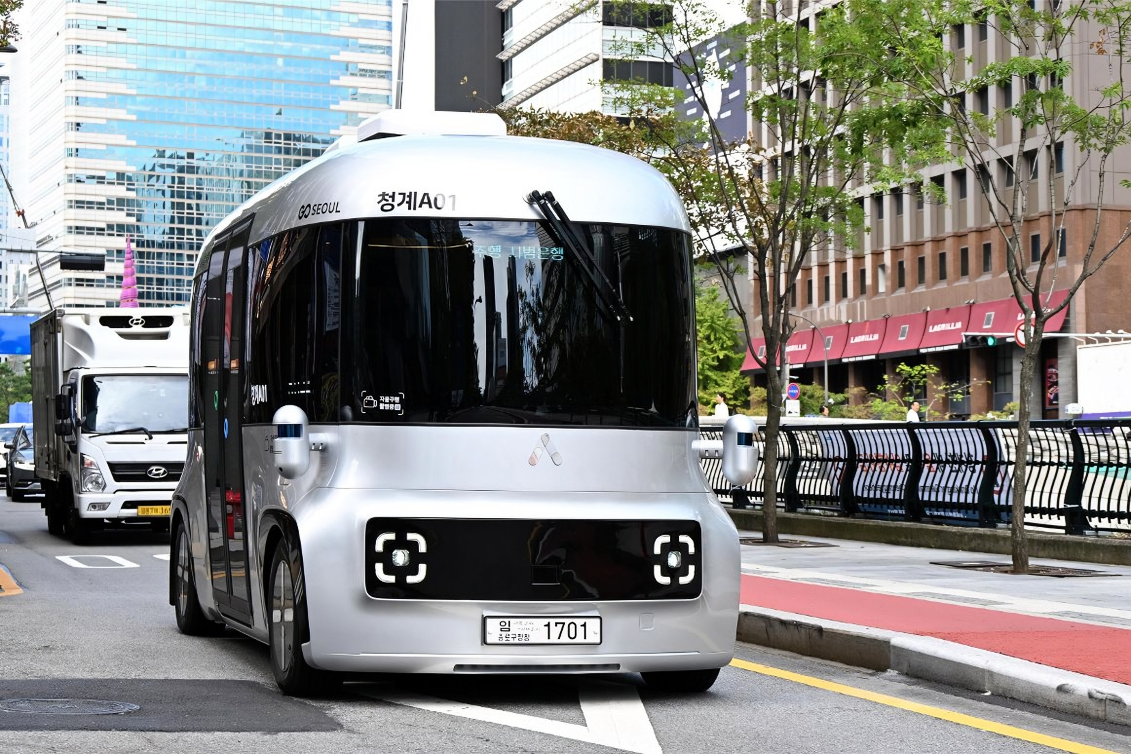 Seoul launches driverless night bus along Cheonggye Stream