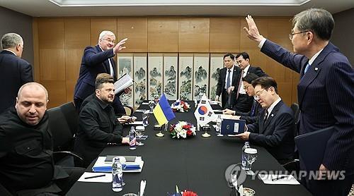 (3rd LD) S. Korea to withdraw some embassy staff from Ukraine amid N.K. POW dispute