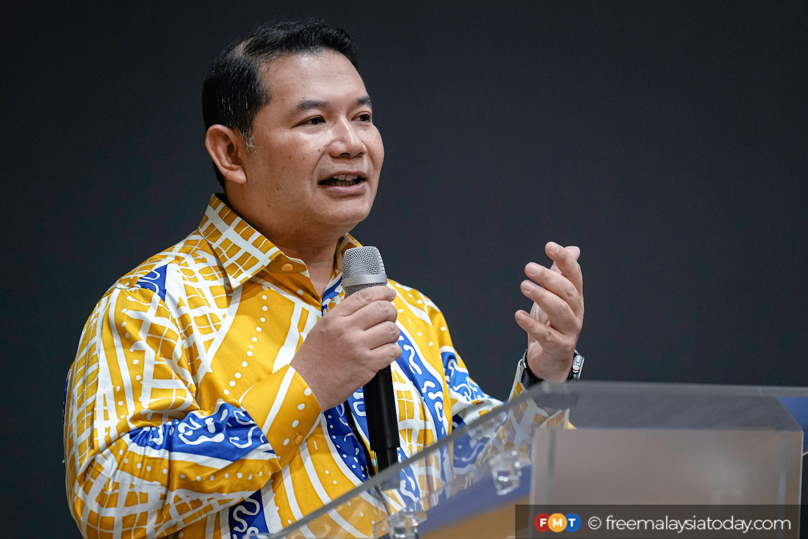 Anwar elak isu lebih besar ‘mafia korporat’, kata Rafizi