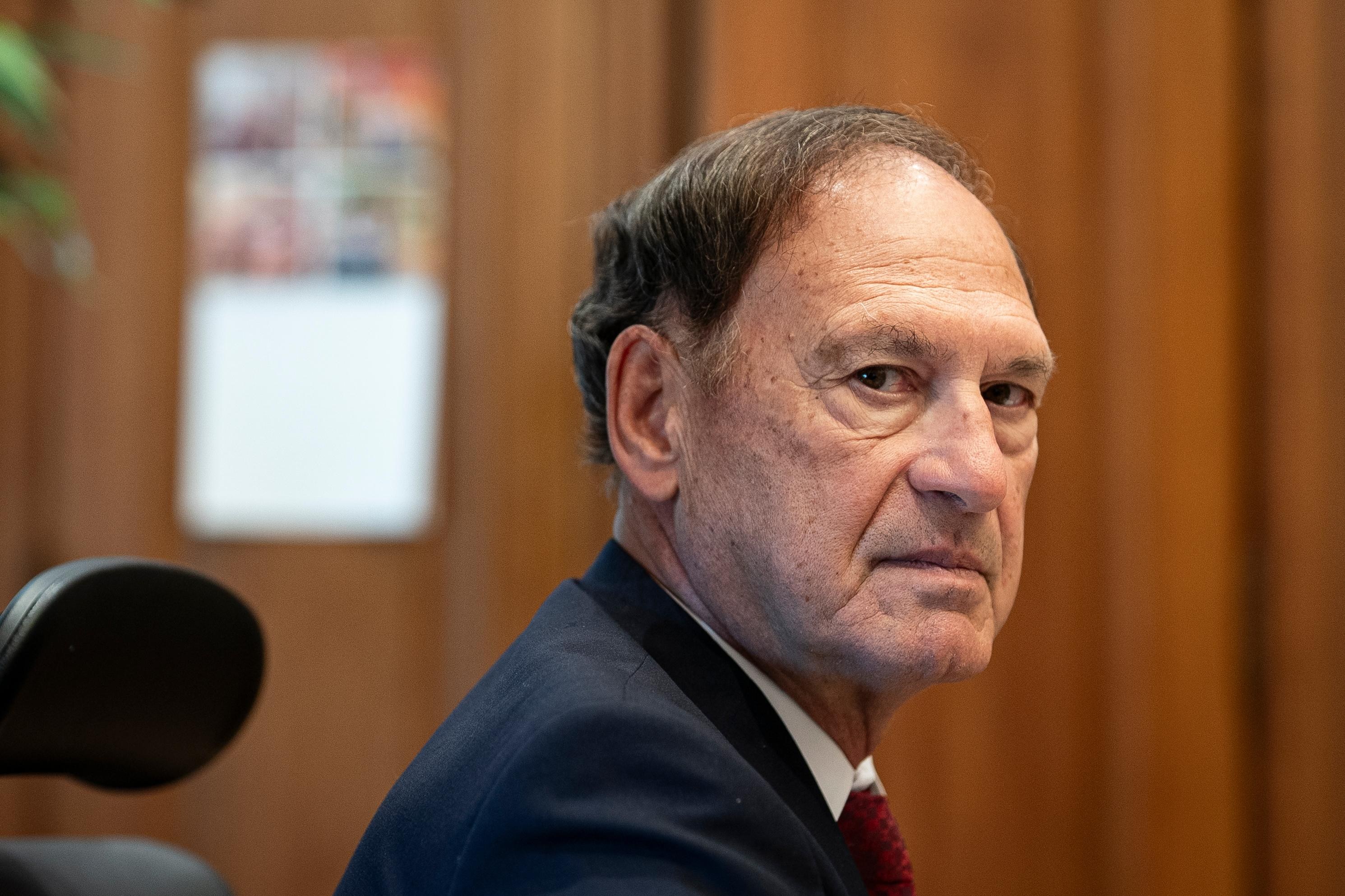 The surprising conservative backlash against Justice Alito