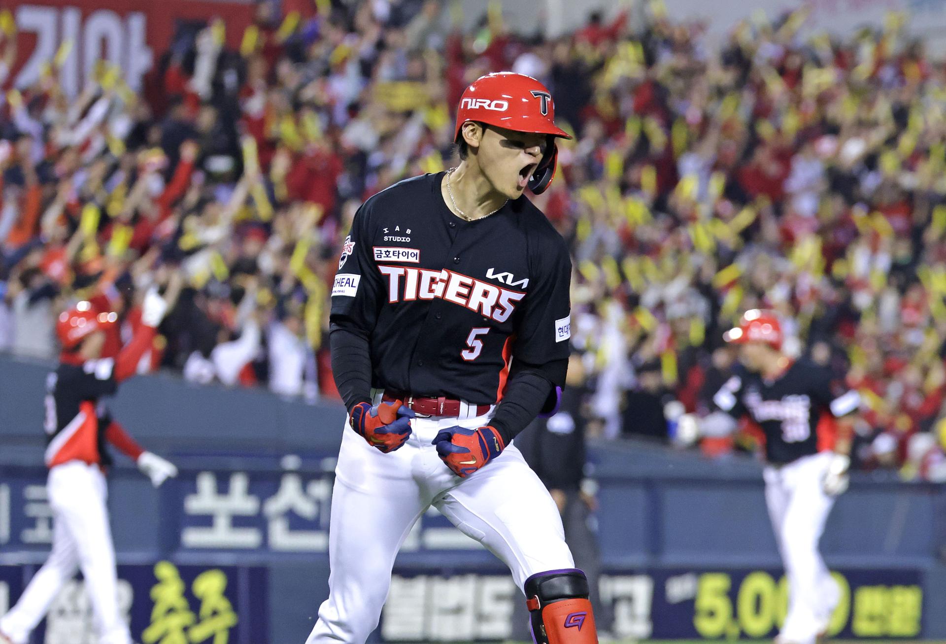 With massive homer in clinching game, Tigers superstar Kim Do-yeong voted KBO postseason series