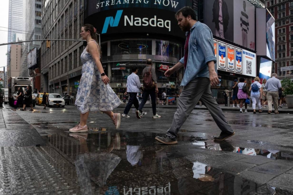 US stocks hover near records as investors await retail earnings