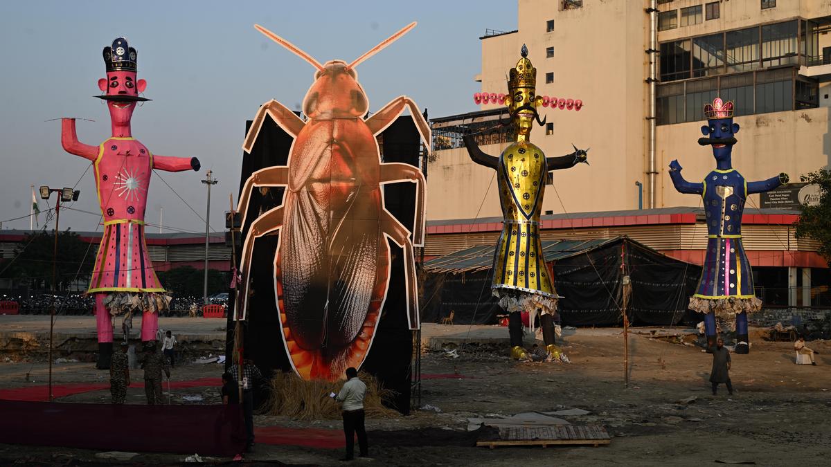 30-foot-high cockroach effigy triggers AAP-BJP war of words