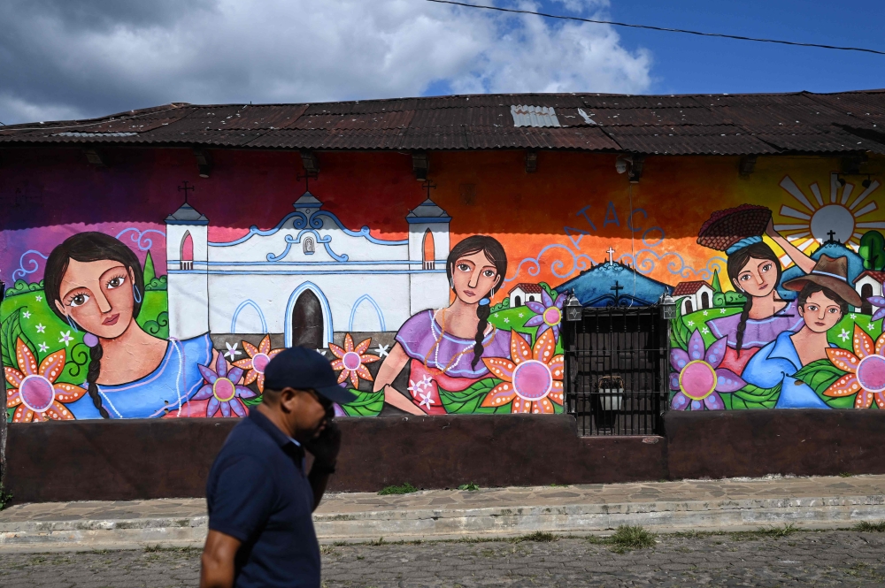 Winning back walls from gangs, artists fill El Salvador's towns with colour