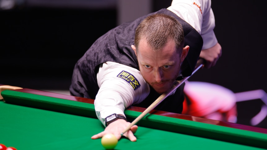 Snooker player in tears, hugged by presenter, after emotional and raw interview