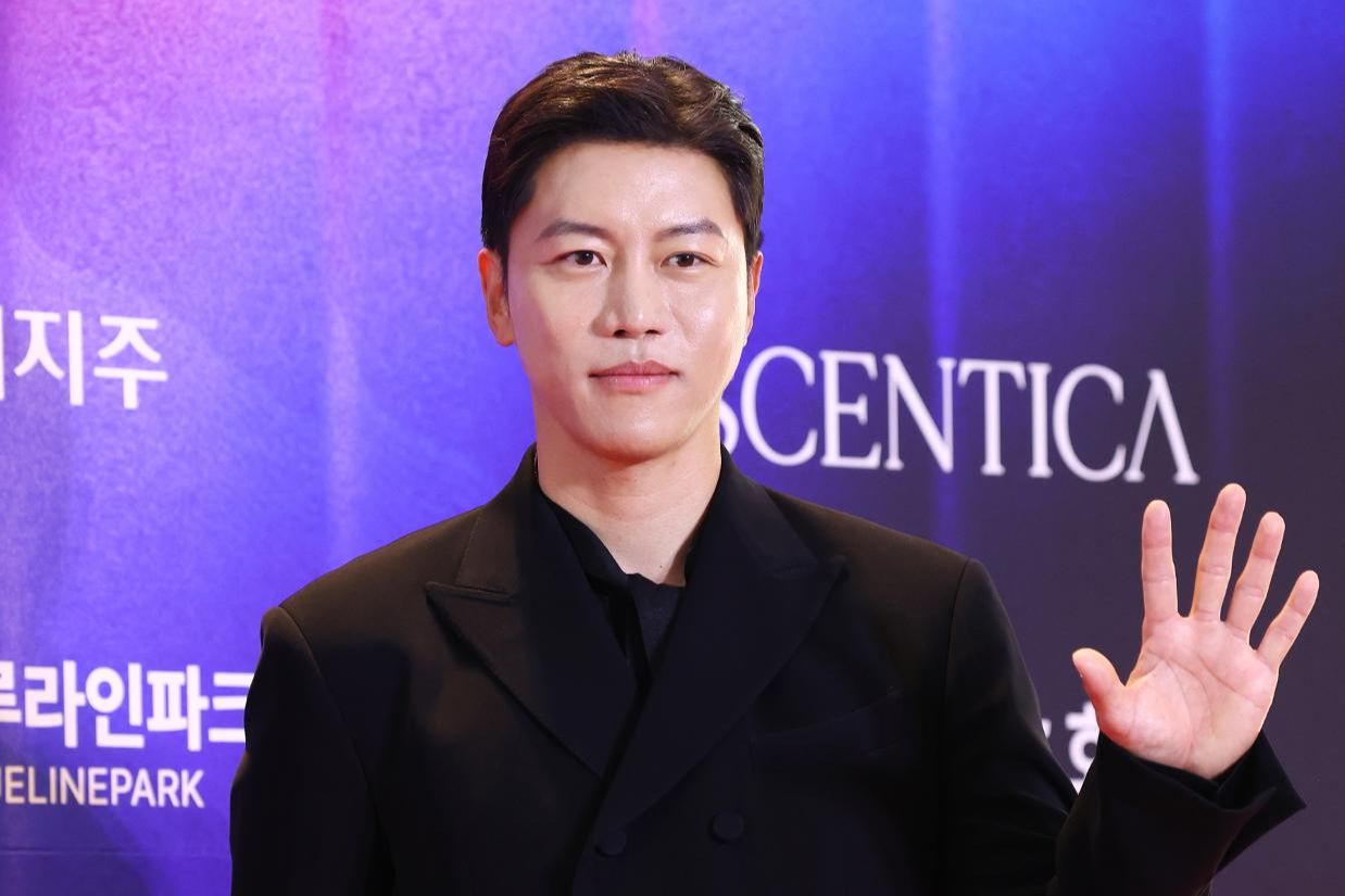Actor Eum Moon-suk to marry girlfriend in January