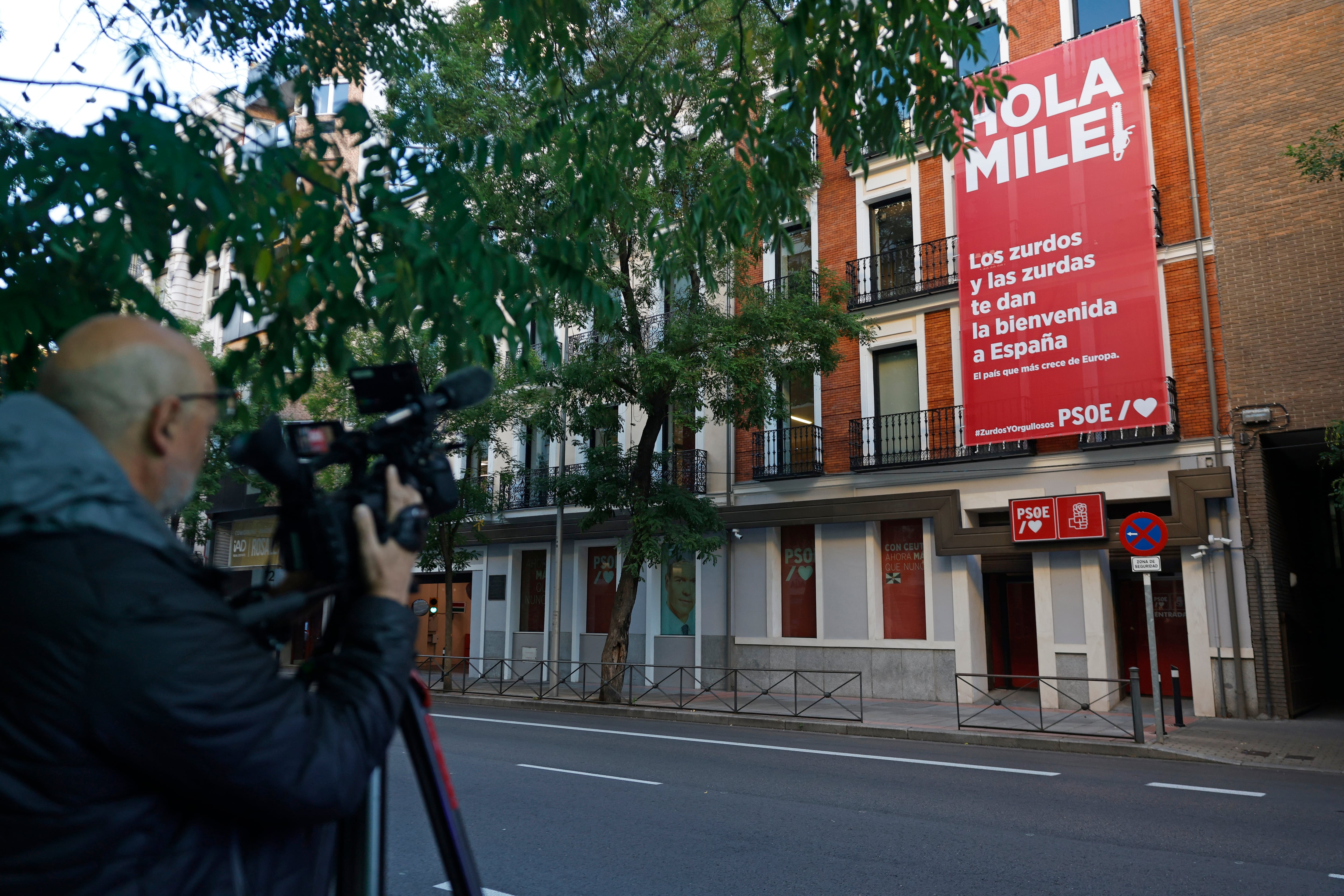 Sánchez welcomes Milei with a banner in Ferraz and a video: “Proud to be left-wing”